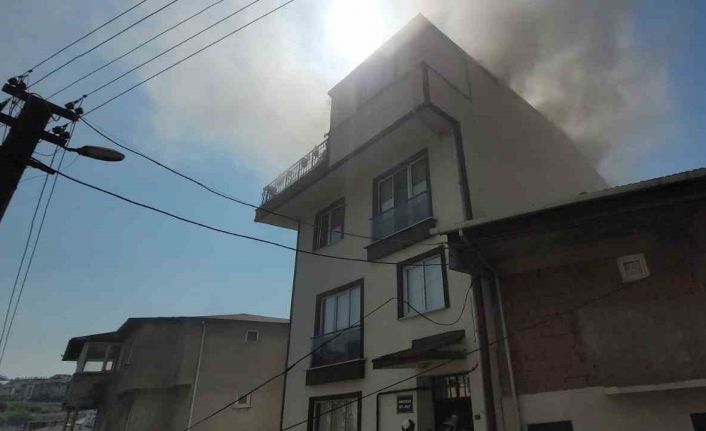 Gebze’de 3 katlı binanın çatısında çıkan yangın kontrol altına alındı