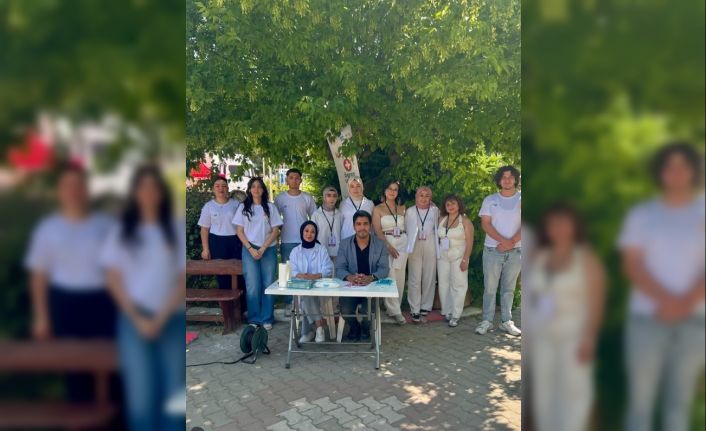 Gediz Sağlık Hizmetleri MYO öğrencileri bilgisiyle ödül kazandı