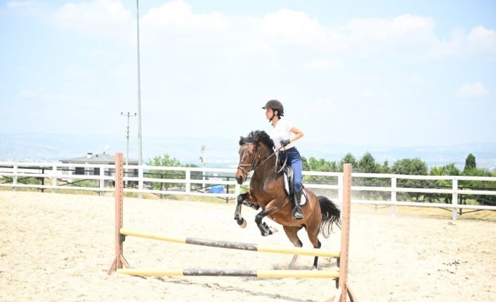 Gençler ata binerek stres attı