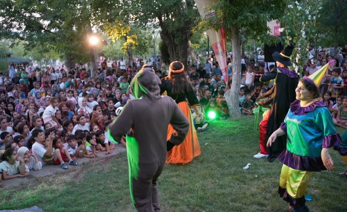 Gezici Çocuk Tiyatro Günleri Ergani, Hazro ve Hani’de çocuklarla buluştu