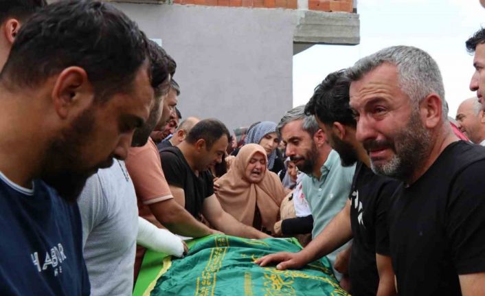 Göçük altına kalarak hayatını kaybeden 3 işçi gözyaşları arasında toprağa veriliyor