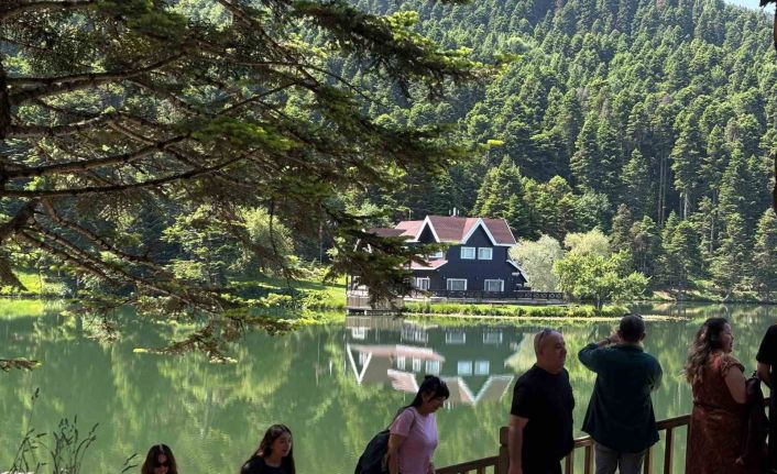 Gölcük Tabiat Parkı tatilcilerin akınına uğradı: "Doğası, enerjisi harika"