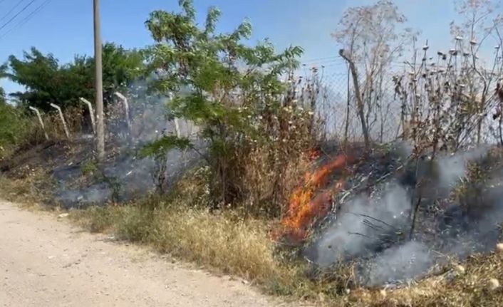 Gönen’de boş arazide çıkan yangın söndürüldü