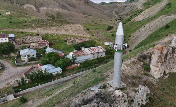 Görenler dönüp bir kez daha bakıyor, minareyi bulan camiyi bulamıyor