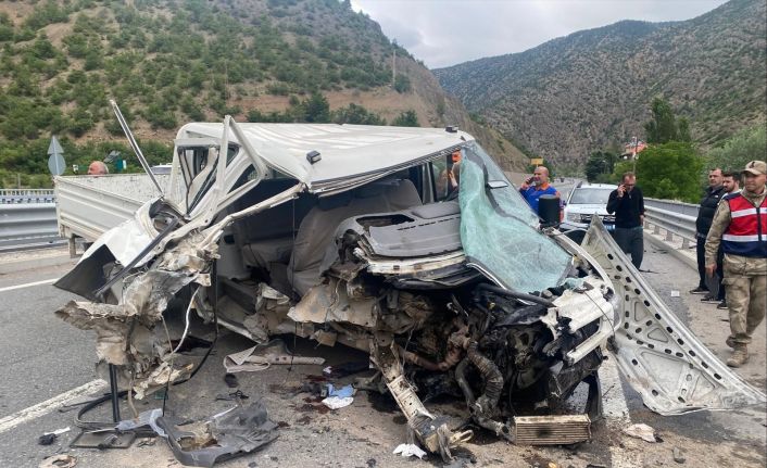 Gümüşhane-Trabzon yolunda kamyonet bariyerlere çarptı: 1 ölü, 3 yaralı