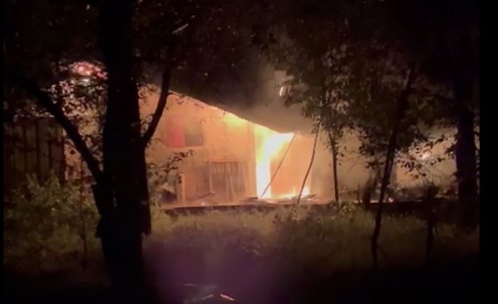 Gümüşhane’de çıkan yangında iki ev ve bir ahır kullanılamaz hale geldi