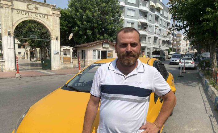 Günün kahramanı taksici: Caddeyi geçip insanların üzerine giden otomobili durdurdu