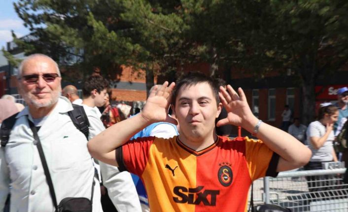 Hacdan dönen dedesini ve ninesini ‘Icardi’nin hareketiyle karşıladı