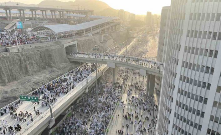 Hacılar ikinci günde taşlarını atıp bayram süresince 3. farz olan ziyaret tavafını yapıyor