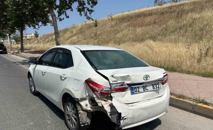 Hafif ticari araç ile otomobil çarpıştı