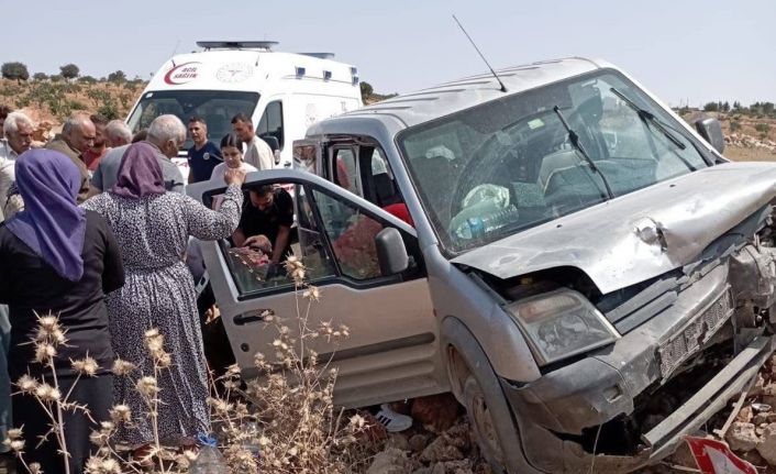 Hafif ticari araç kontrolden çıktı: 2 yaralı