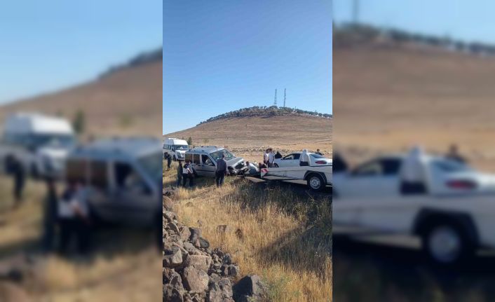 Hafif ticari araç savruldu, sürücüsü yaralandı