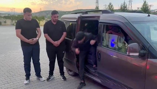 Hafif ticari aracın içinden 14 düzensiz göçmen çıktı
