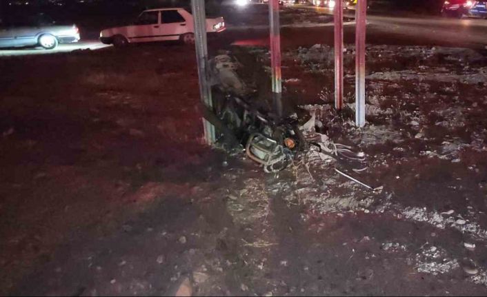 Hafif ticari araçla çarpışan motosikletin sürücüsü öldü