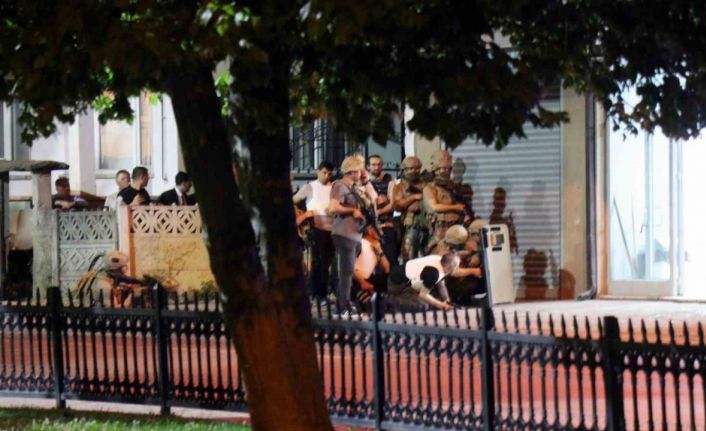 Hakkında yakalama kararı olan şahıs polise ateş açıp dükkana saklandı: Yaralı halde 6 saat direndi