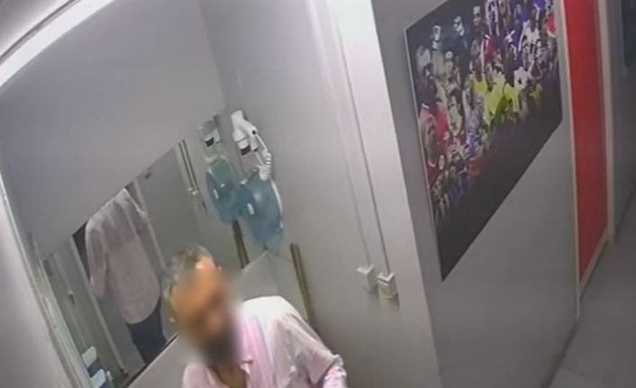 Halı saha maçında telefonu çalındı