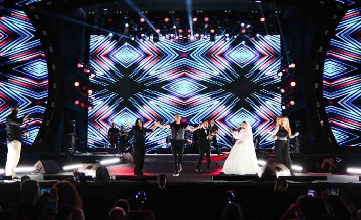 Haluk Levent’ten sahnede düğün sürprizi: Çiftetelli ve balayı hediyesi