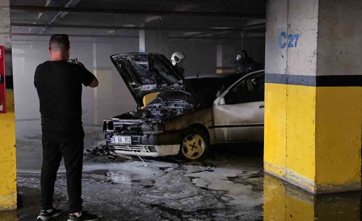 Hastane yanındaki kapalı otoparkta araç yangını paniğe neden oldu