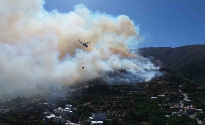 Hatay’daki orman yangınına havadan ve karadan müdahale dron ile görüntülendi