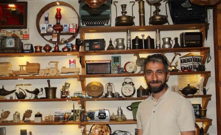 Hatıralarla başlayan antika merakıyla babasından kalan dükkanı müzeye dönüştürdü
