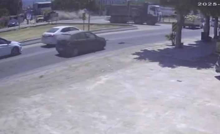 Havada metrelerce uçan otomobil 2 araca çarparak durabildi: O anlar kamerada