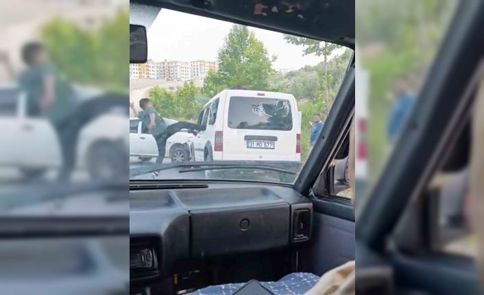Hayrete düşüren görüntü: Kaza yaptıkları araçtakilere korku dolu anlar yaşattılar