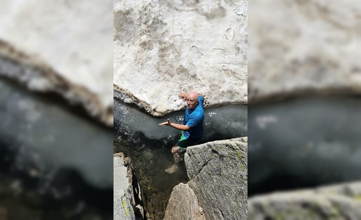 Haziran ayında Uludağ’da buzla kaplı gölde yüzdüler