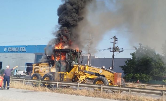 Hendek Belediyesi’nin greyderi alev topuna döndü