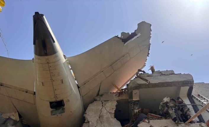 Hindistan: "Düşen uçakta kurtulan yok gibi görünüyor"