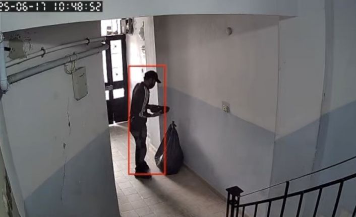 Hırsız ayakkabıları büyük siyah poşete doldurup kaçtı