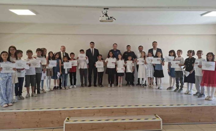 Hisarcık’ta öğrencilerin karne heyecanı