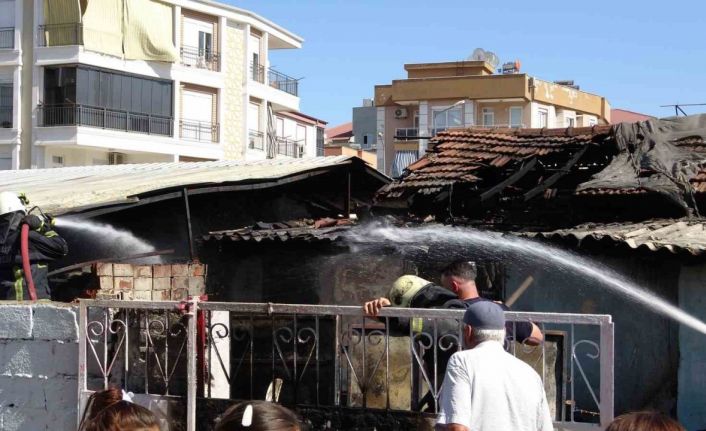 Hurda malzemelerden çıkan yangın 2 gecekonduyu küle döndürdü