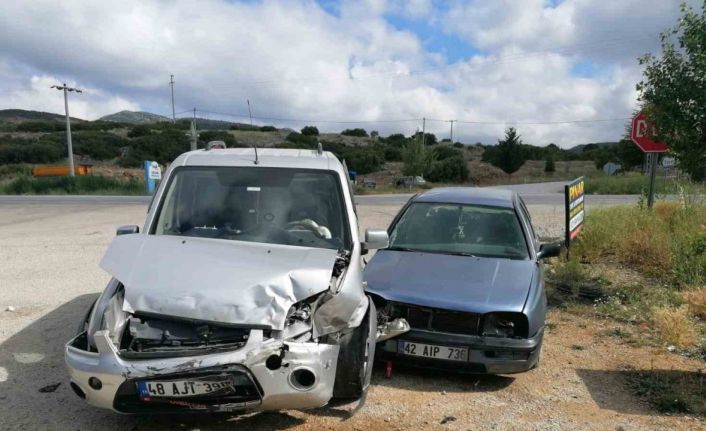Hüyük’te otomobil ile hafif ticari araç çarpıştı: 2 yaralı