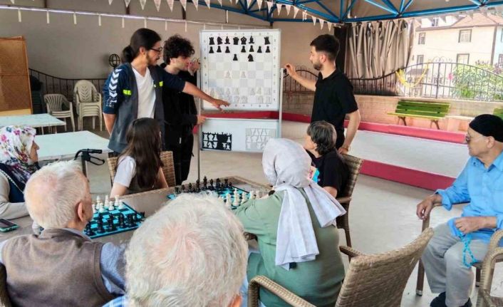 Huzurevi sakinlerini satrançla buluşturdular