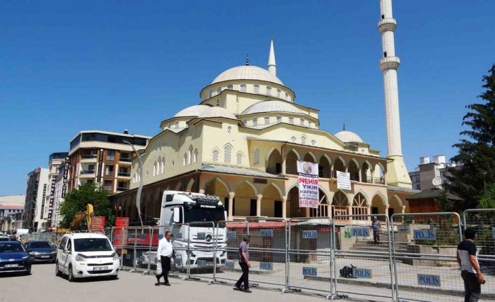 Hz. Ömer Cami esnafı dükkanları boşaltıyor