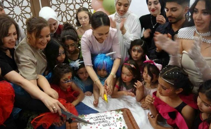 İhtiyaç sahibi çocuklar özel kostümlerle doğum günlerini kutladı
