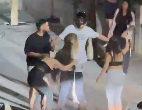 İki genç kızın saç saça kavgası kamerada