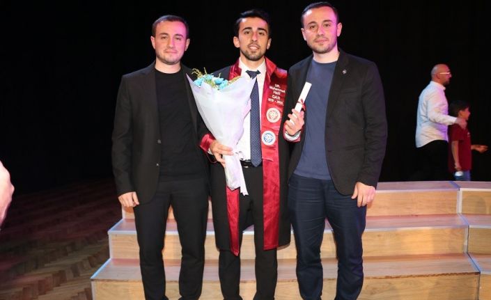 İkiz doktorların kardeşi de doktor oldu