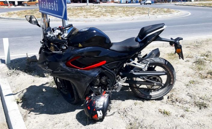 İlçe girişindeki kavşakta motosikletle otomobil çarpıştı: 2 yaralı