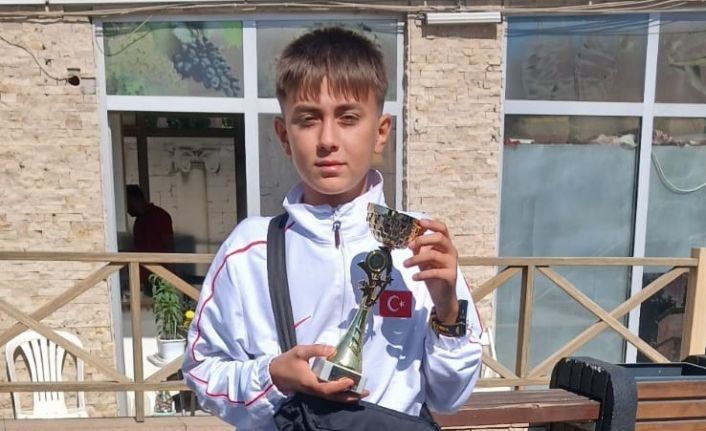 İlk kez giydiği milli formayla 5. oldu okulu tarafından ödüllendirildi