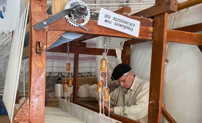 İpleri elleriyle sanata dönüştüren dokumacı, 62 yıldır mesleğini tutkuyla yapıyor