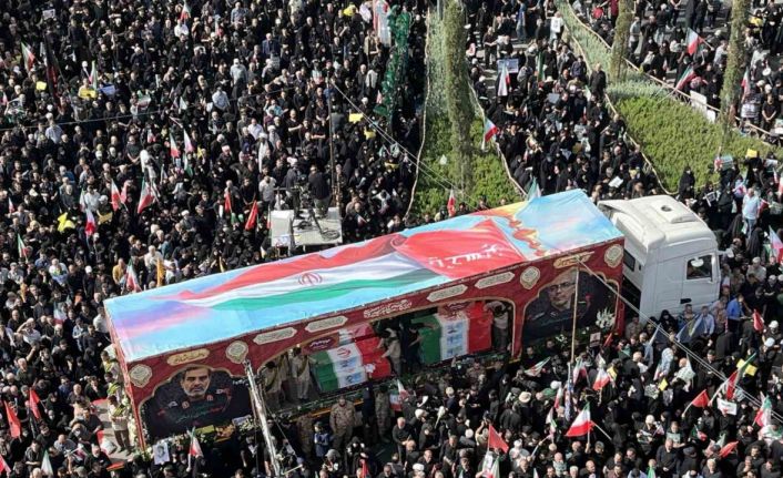 İran’da İsrail saldırılarında hayatını kaybeden 60 kişi son yolculuğuna uğurladı