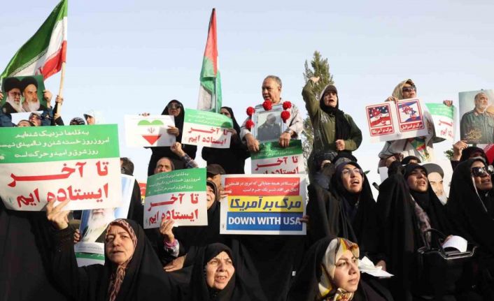 İran’da on binlerce kişi, ateşkes sonrası zafer kutlaması yaptı