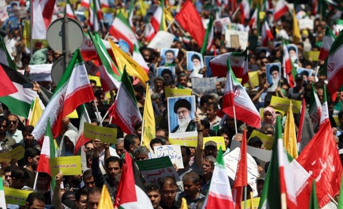 İran’da yüzbinler sokaklara döküldü