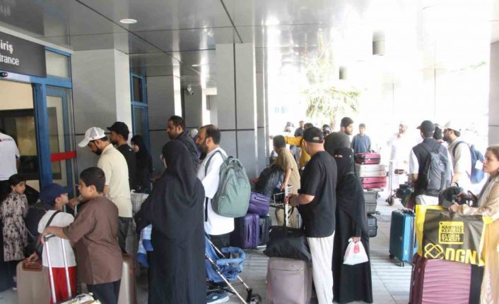 İran’dan tahliye edilen Ummanlı kafile uçakla Trabzon’dan ülkelerine dönüyor