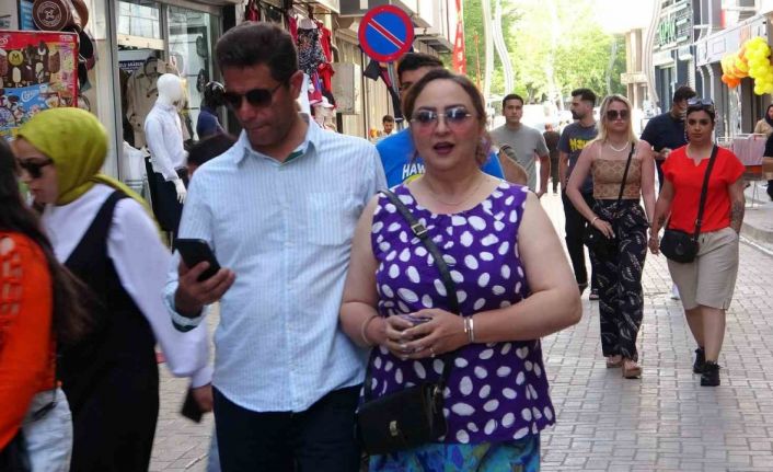 İranlı turistler Van esnafına çifte bayram yaşattı