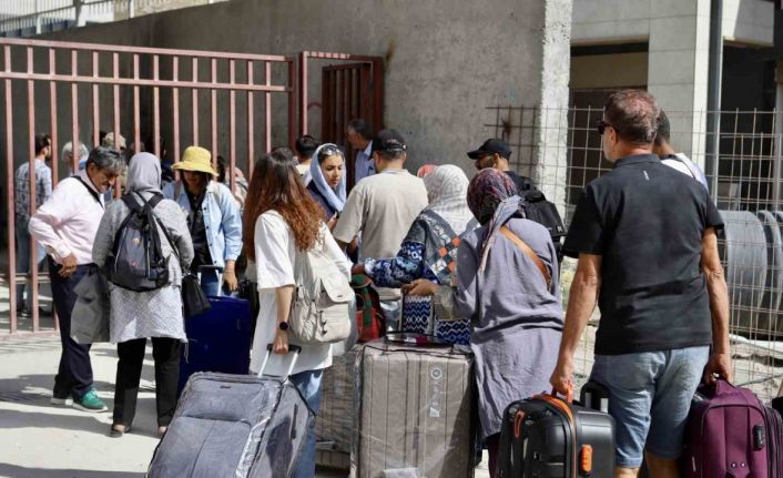 İranlılar Gürbulak Sınır Kapısı’na akın etti: "Savaştan korkmuyoruz, vatanımıza sahip çıkacağız"