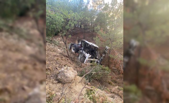 İş makinesi şarampole yuvarlandı, facianın eşiğinden dönüldü