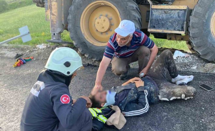 İş makinesi yemek molasındaki işçilerin arasına daldı