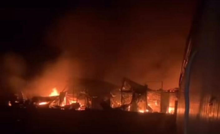 İşçilerin kaldığı konteynerler alevlere teslim oldu